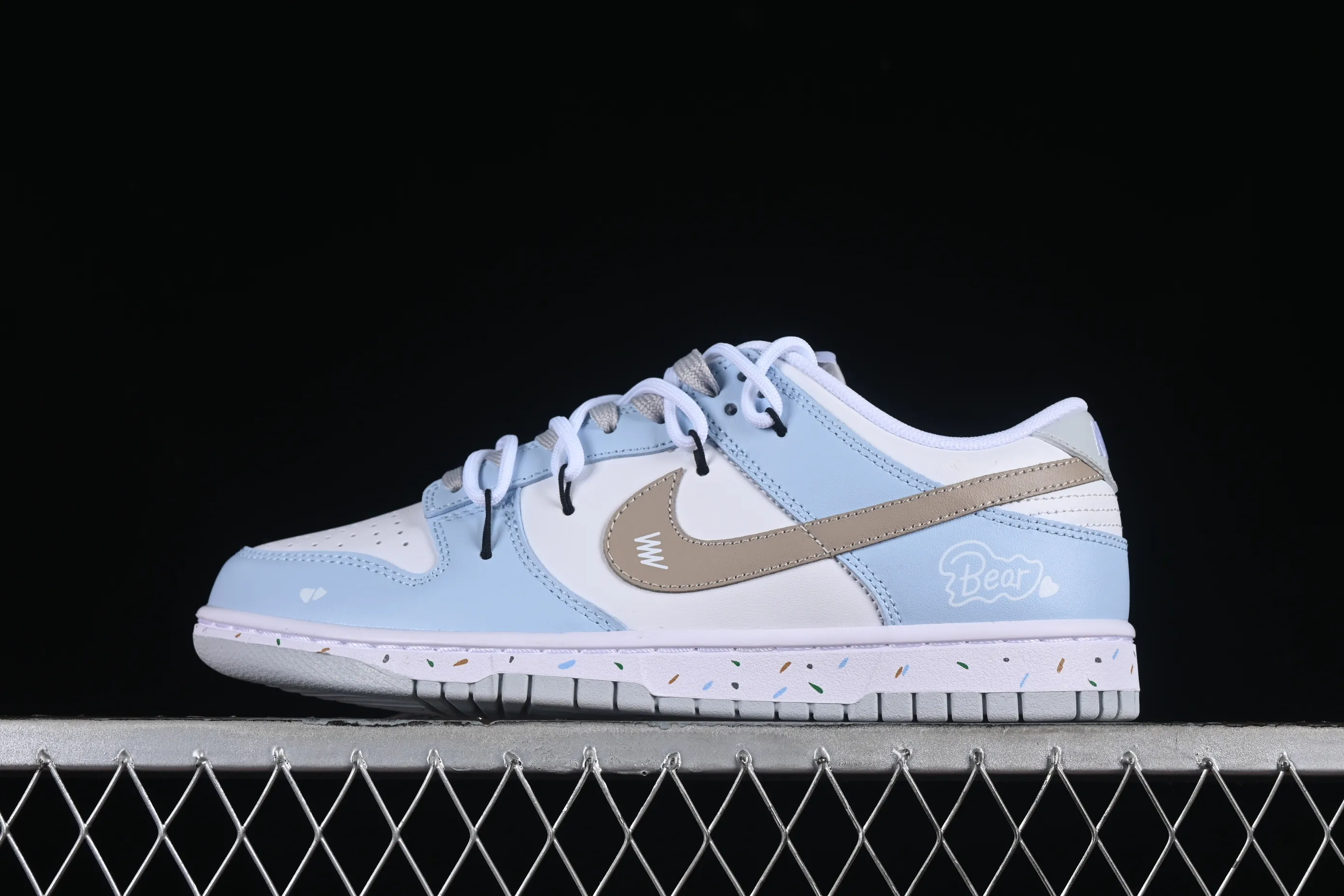 All categories Nk SB Dunk series Nk SB Dunk Low low-top sneakers Nk Dunk Pure "Platinum" Little Bear Story White Blue Brown Simple and versatile SB strap low-top casual sneakers DV0831-101